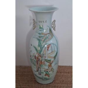 Vase en porcelaine chine, 1900 avec inscriptions et décor dit boys et maiden