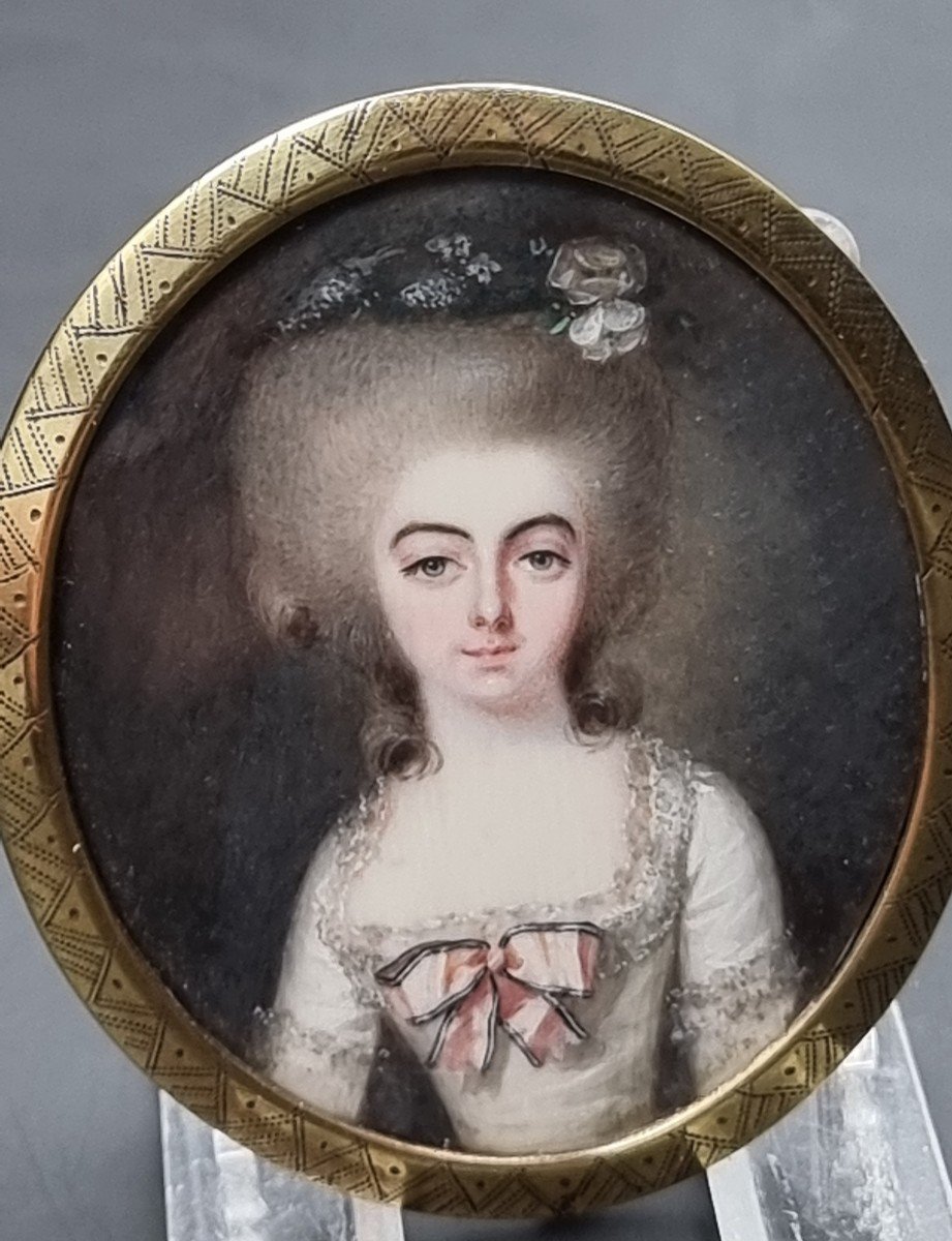 Miniature d'Une Femme élégante En Robe Au Nœud Rose époque Louis XVI-  XVIIIe Siècle Français -photo-2