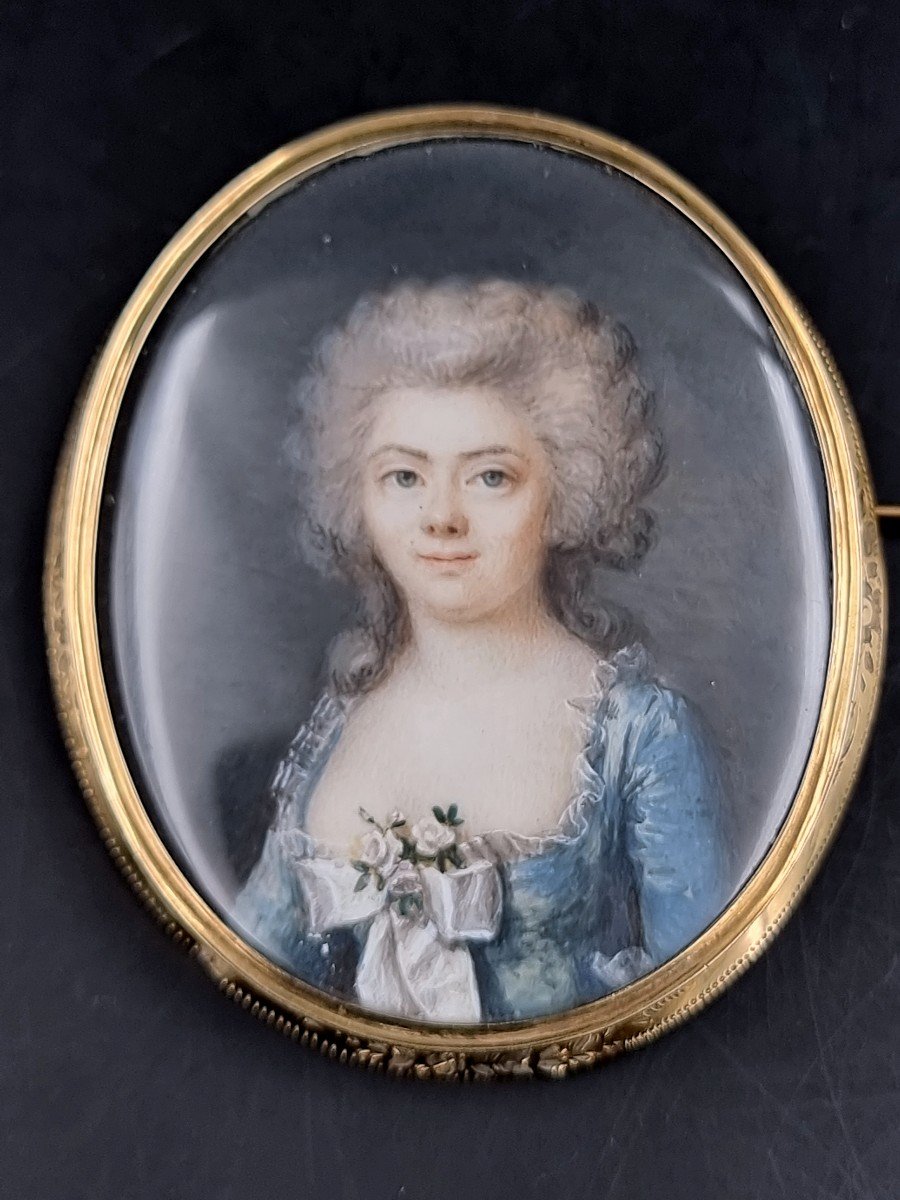 Broche Probablement En Or Avec Une Miniature d'Une Femme En Robe Bleue époque XVIIIe Siècle