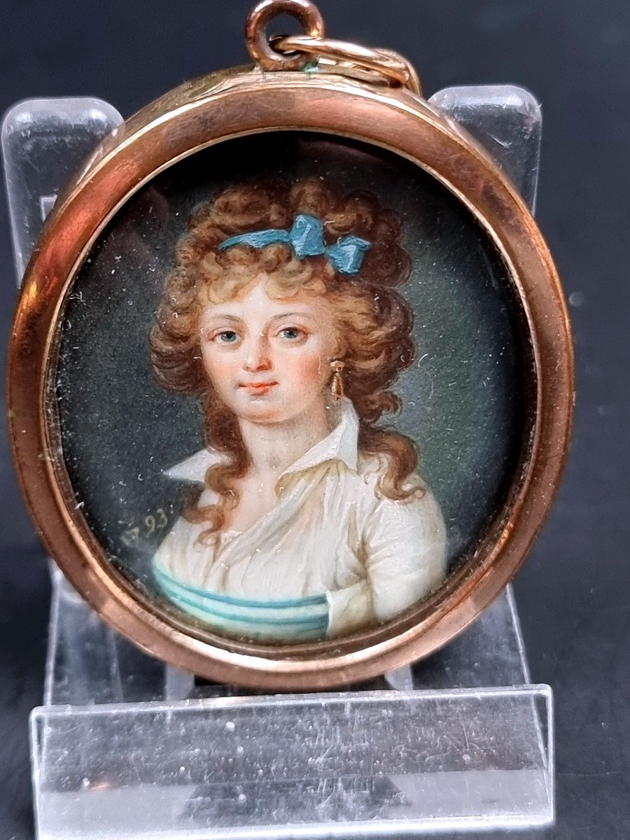 Miniature d'Une Femme Dans Un Cadre Ovale Doré-photo-3