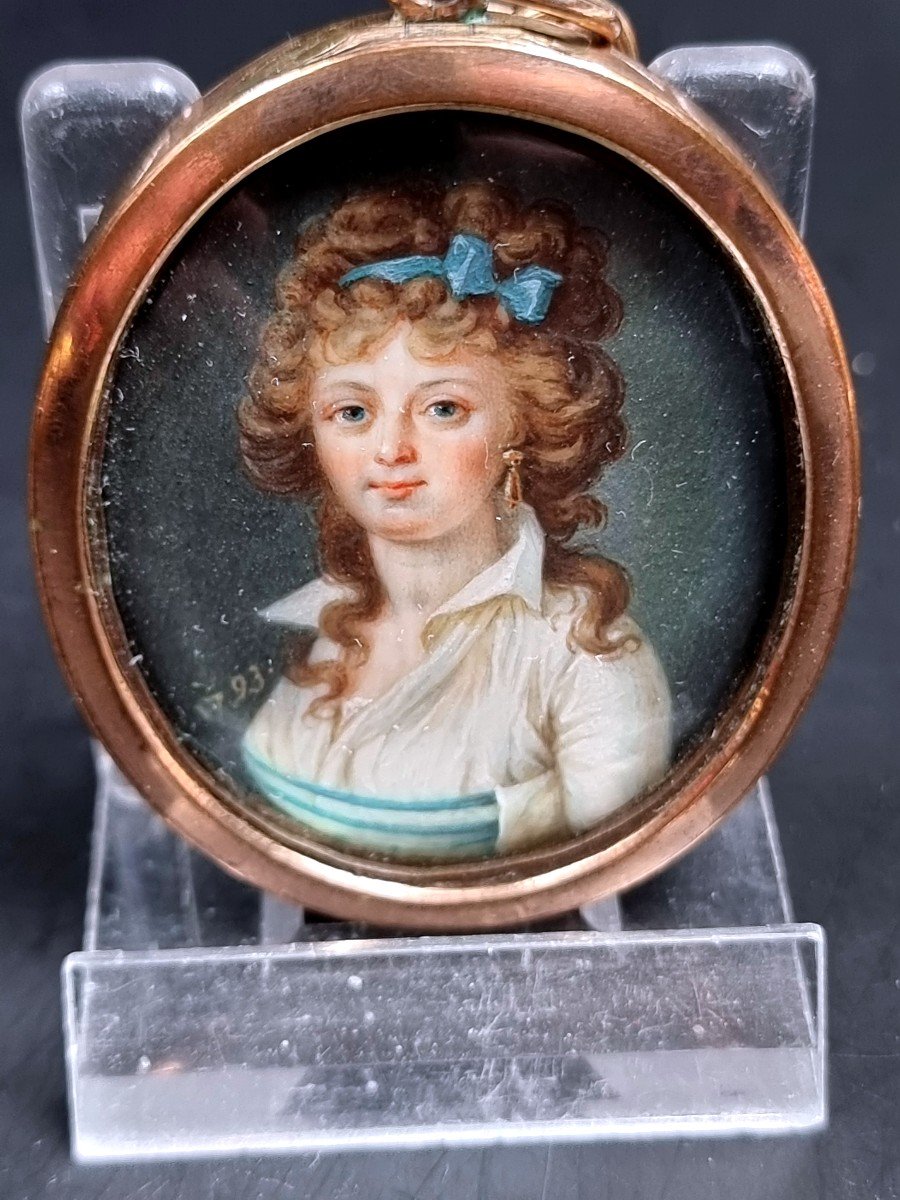 Miniature d'Une Femme Dans Un Cadre Ovale Doré-photo-4