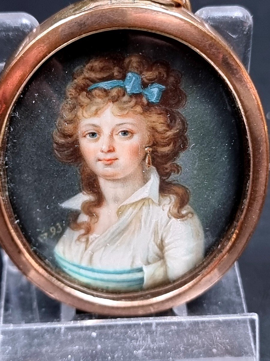 Miniature d'Une Femme Dans Un Cadre Ovale Doré