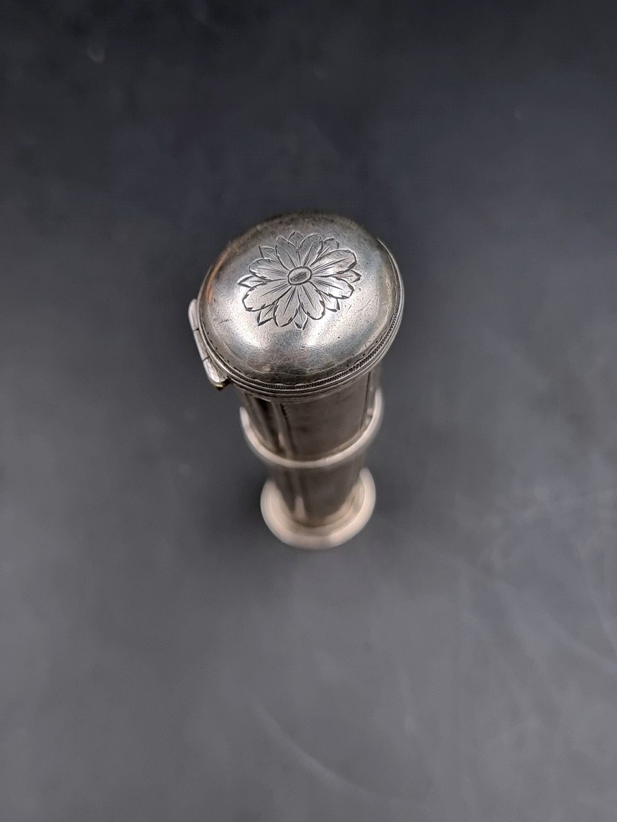 Silver Wax Holder Stamp Case Which Has The Particularity Of Having A Housing For The Thumb Stamp-photo-1