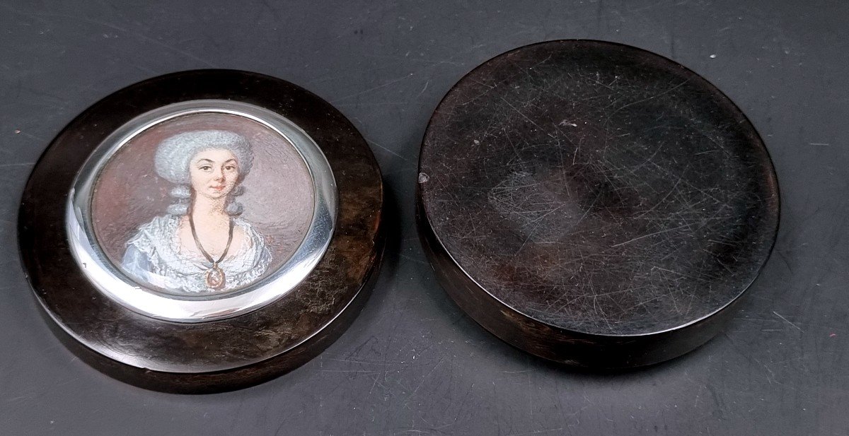 Circular Box Comprising A Miniature Portrait Of A Woman From The 18th Century Silver Strapping