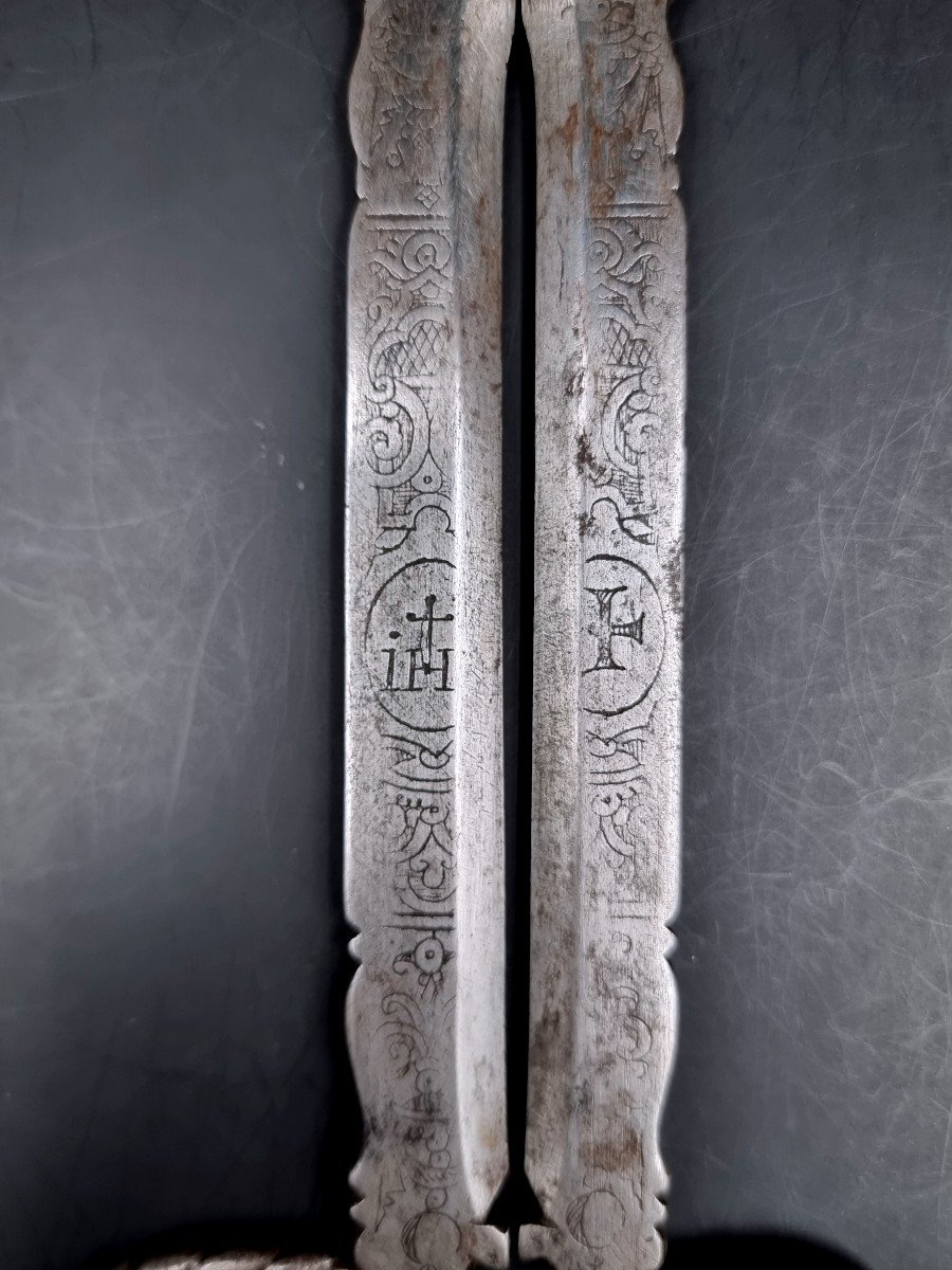 Pair Of Sugar Scissors 17th Century Engraved With An Ihs Monogram-photo-2
