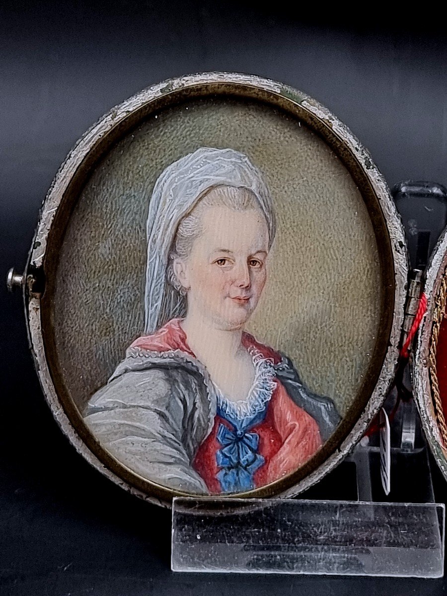 Oval Miniature Of A Woman From The 18th Century In A Shaped Case -photo-2
