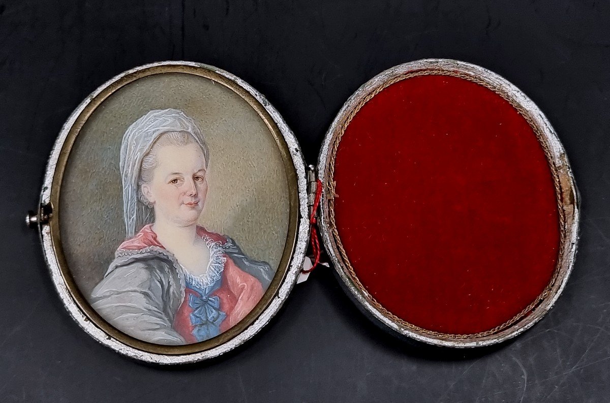 Oval Miniature Of A Woman From The 18th Century In A Shaped Case 