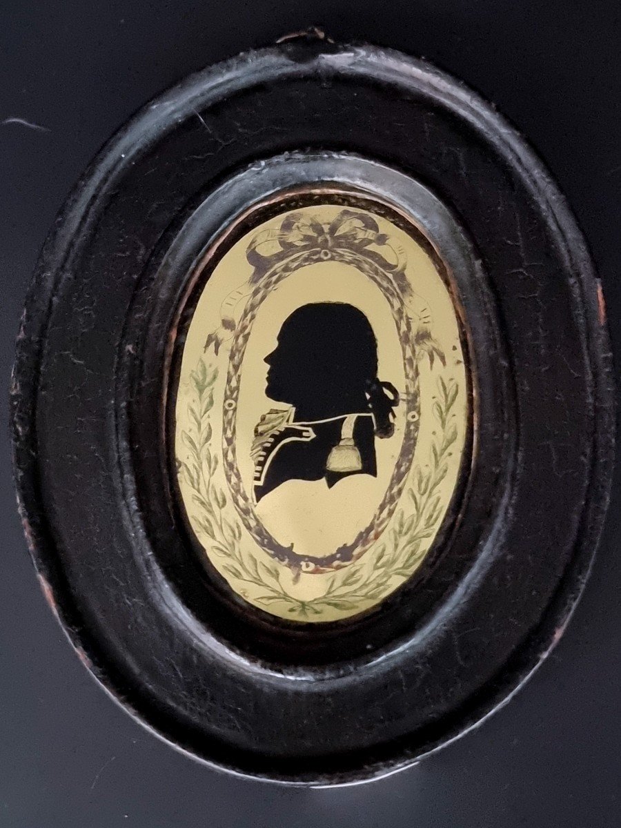 Eglomisé Representing A Soldier In Profile In A Frame With Ribbon And Laurels -photo-2