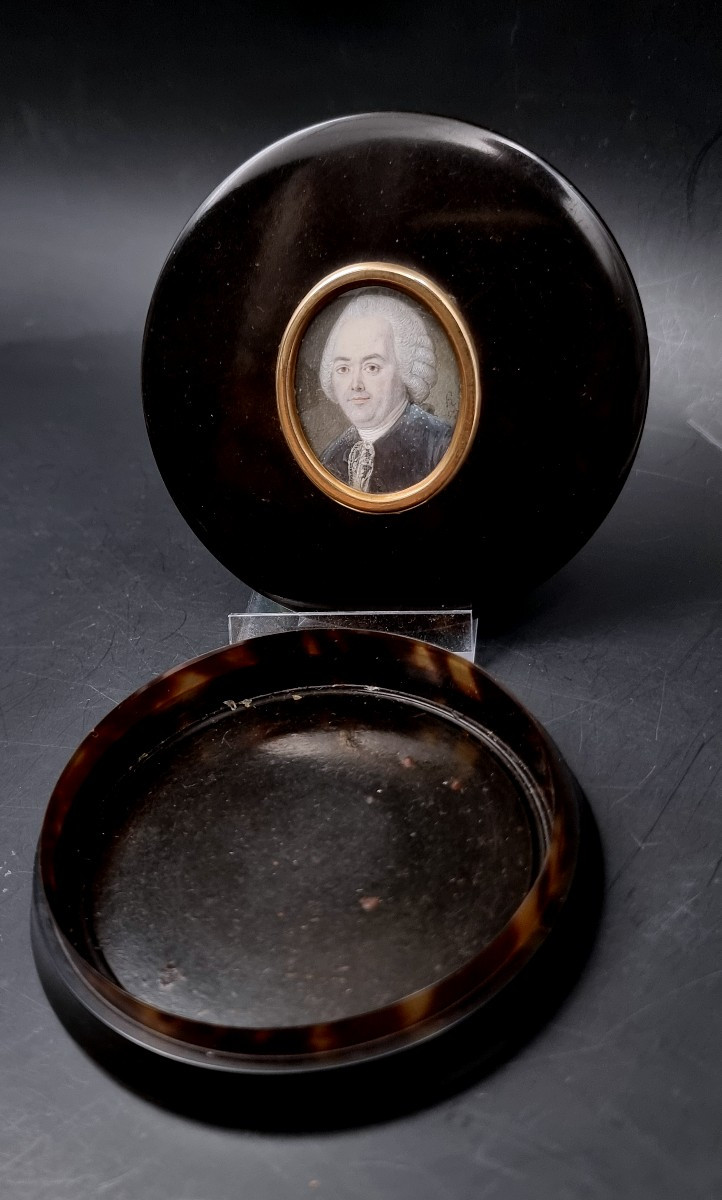 Boite Circulaire Fin Louis XV Avec Une Miniature Portrait d'Homme Daté 177- , Monogramme H -photo-2