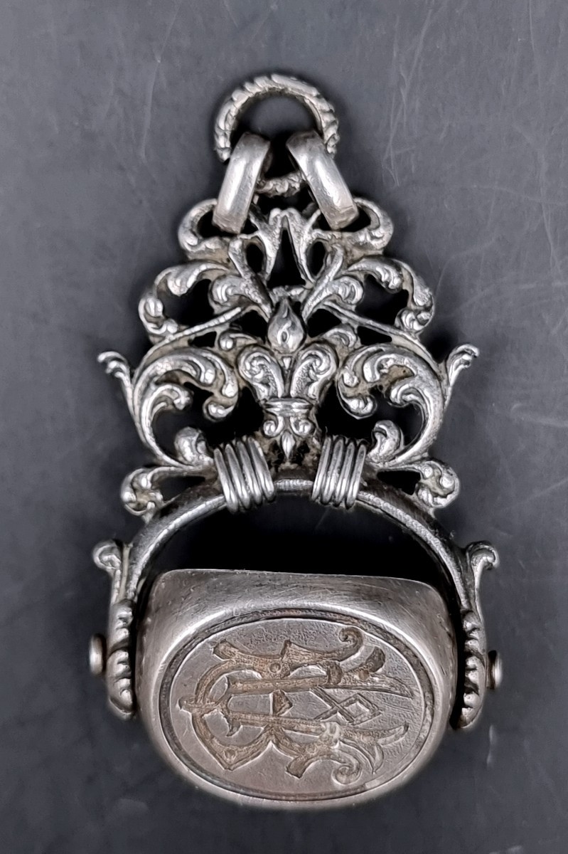 Cachet Sceau Rotatif  Décor De Fleur De Lis Dans Des Rinceaux Matrice Gravée Monogramme AR