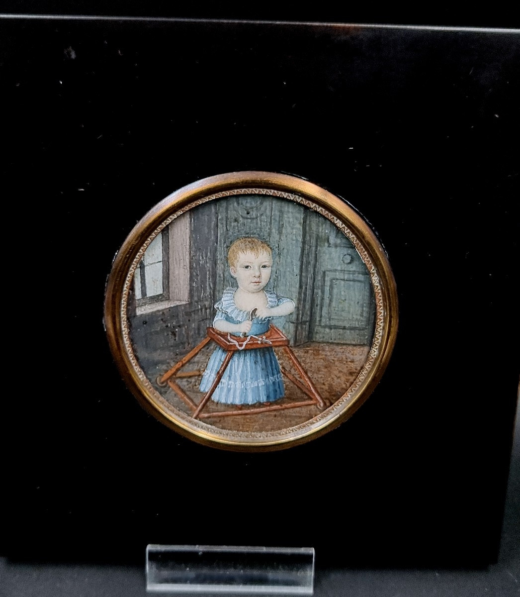Miniature enfant jouant dans son trotteur ou youpala dans un intérieur-photo-2