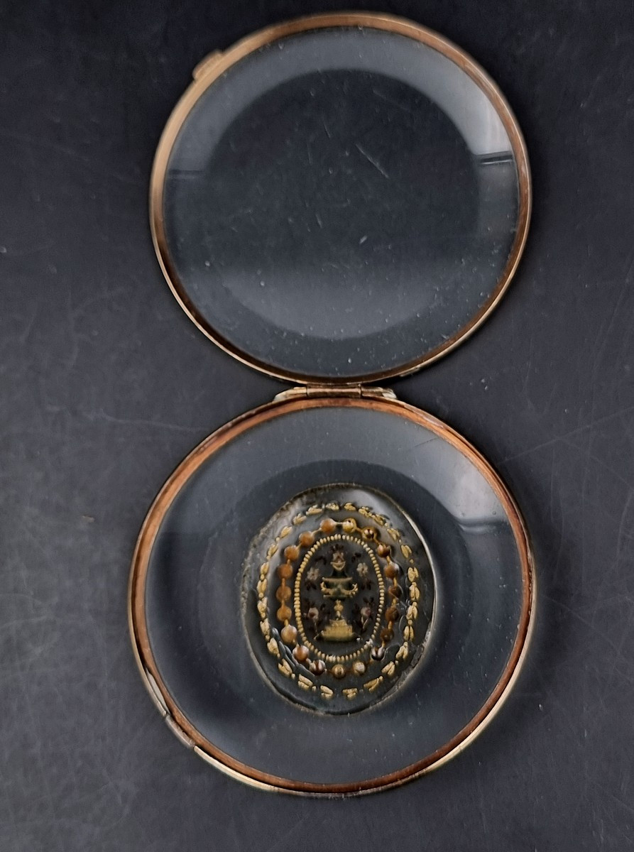 boite plate ou custode  décor d'médaillon en cristallo-cérame composé d'une urne et de perles -photo-4