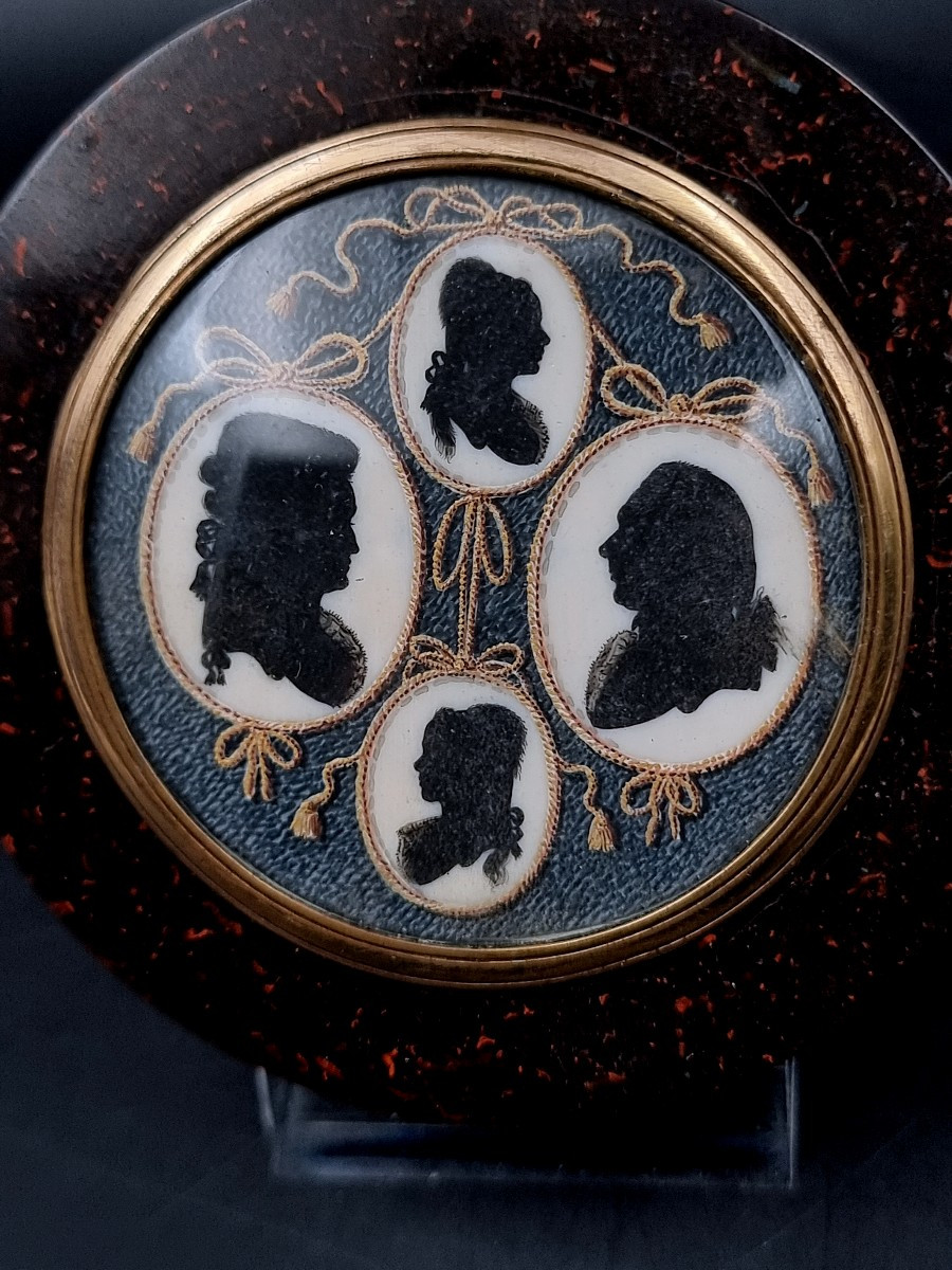 boite tabatière circulaire représentant le profil d'une famille époque Louis XVI -photo-3
