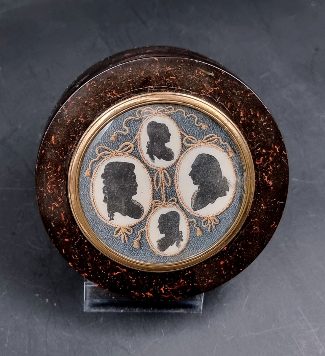 boite tabatière circulaire représentant le profil d'une famille époque Louis XVI -photo-4