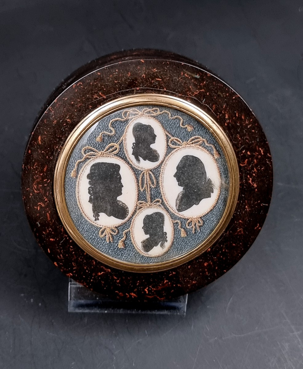 boite tabatière circulaire représentant le profil d'une famille époque Louis XVI -photo-1