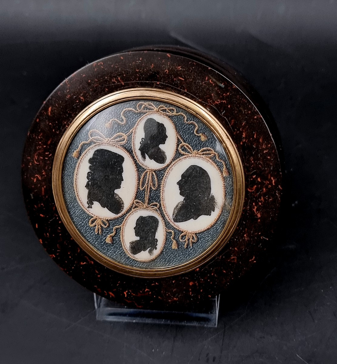 boite tabatière circulaire représentant le profil d'une famille époque Louis XVI 