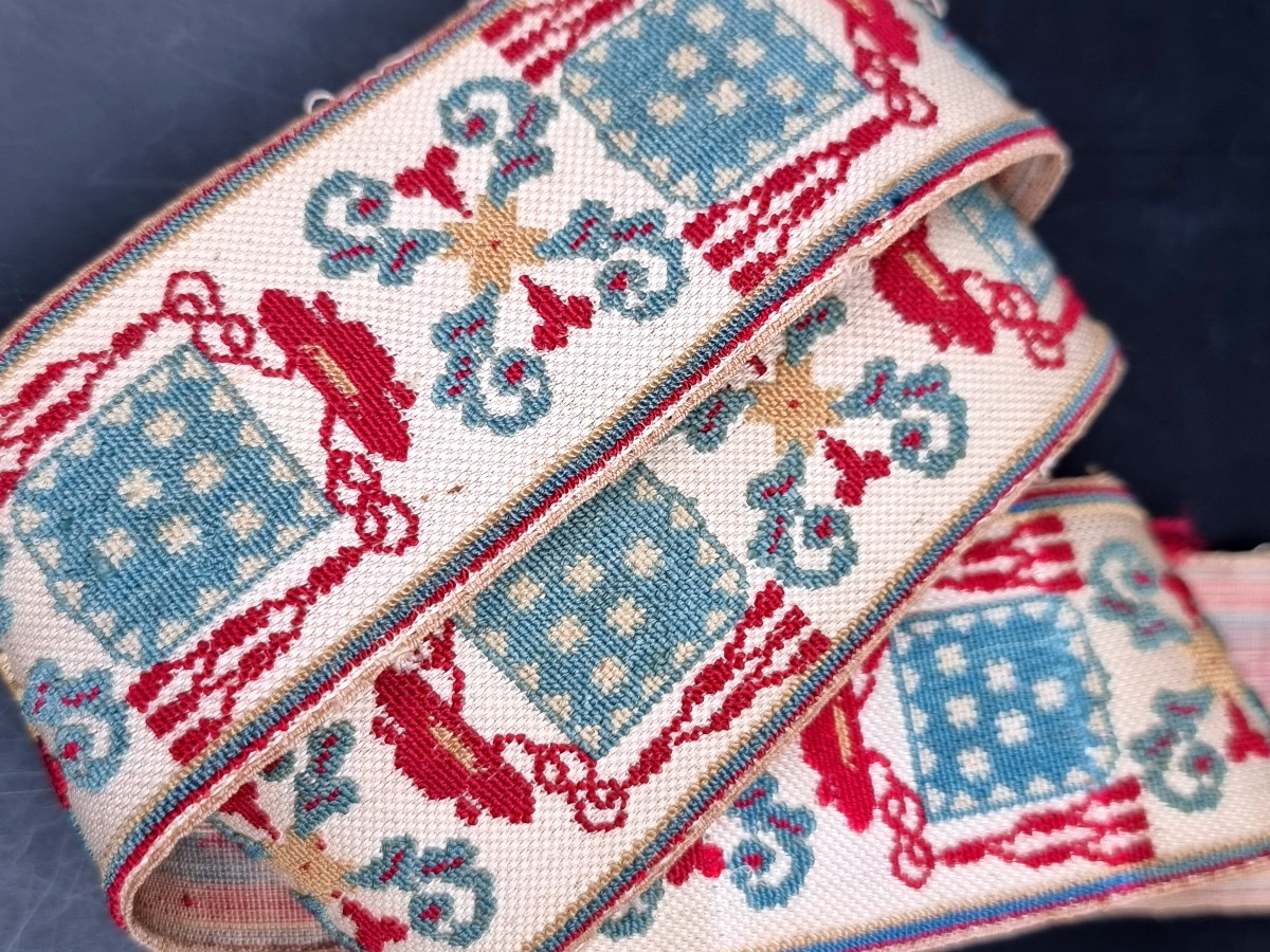 ruban galon ornement de livrée brodé d'armoiries d'écus de la famille Altieri Vincenzo Maria 