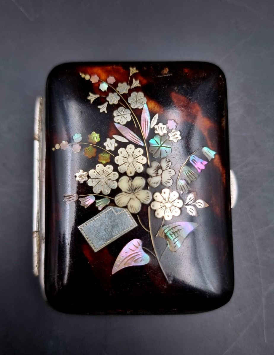 porte monnaie en écaille incrustée d'argent et de nacre