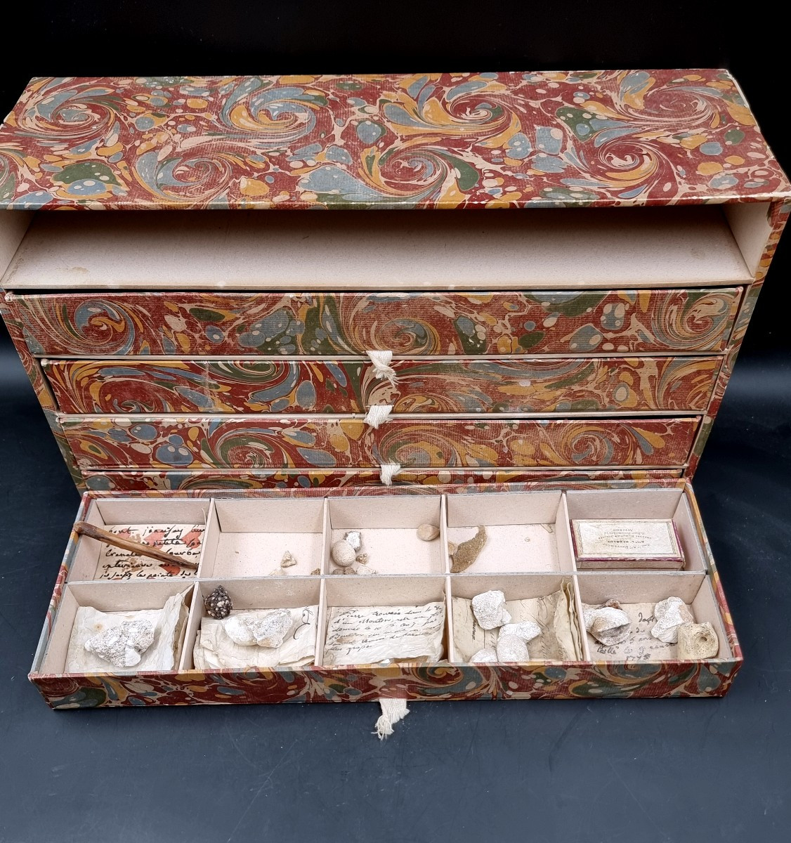 A Box Containing 5 Drawers Filled With Medical Curiosities: Bezoars, Calculi, Etc., 18th Century -photo-7