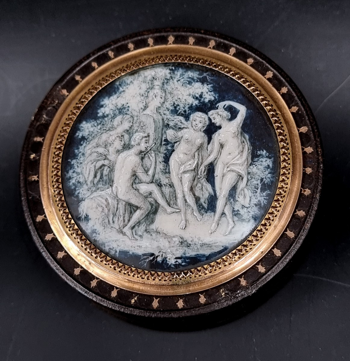 boite, incrustation et miniature représentant la danse des nymphes et le dieu Pan en grisaille