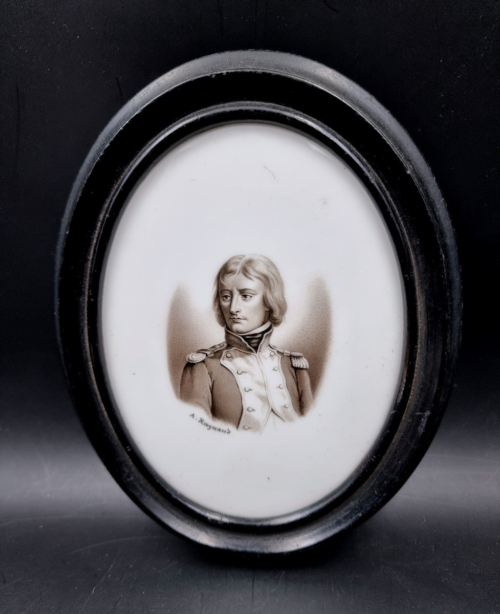 médaillon en porcelaine Empereur Bonaparte Napoléon cadre en bois noirci signature A. Raynaud