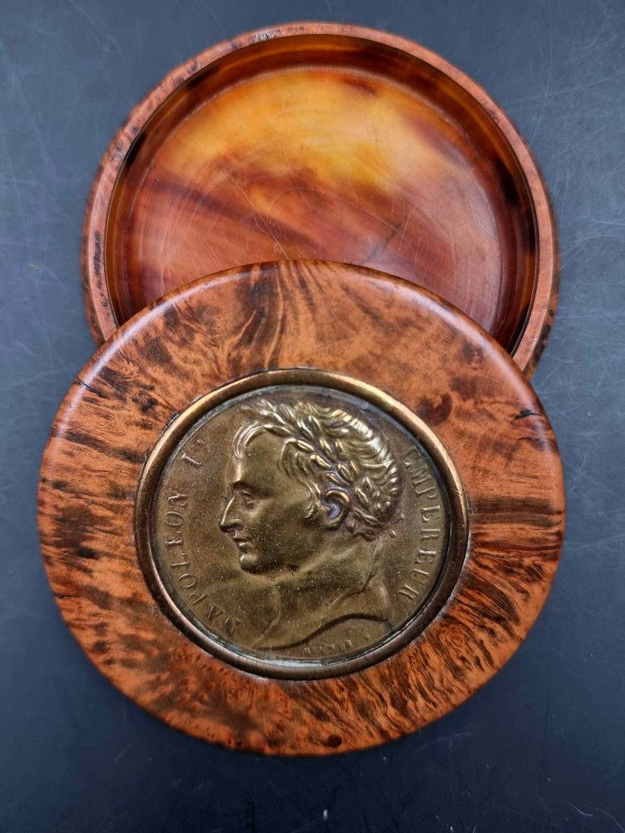 boite en loupe avec le profil de Napoléon 1er empereur en laiton repoussé-photo-2