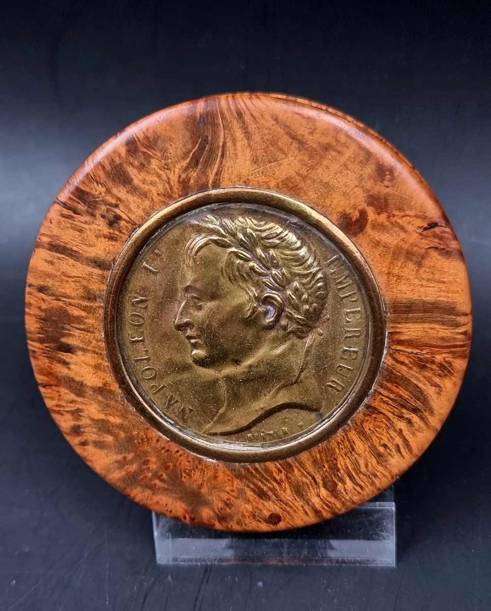 boite en loupe avec le profil de Napoléon 1er empereur en laiton repoussé