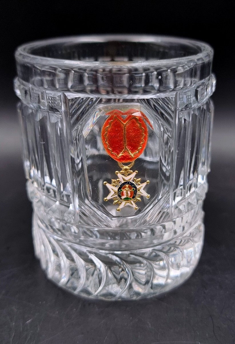 gobelet cristallo-cérame au  décor d'une médaille de l'ordre de Saint Louis avec son ruban -photo-2