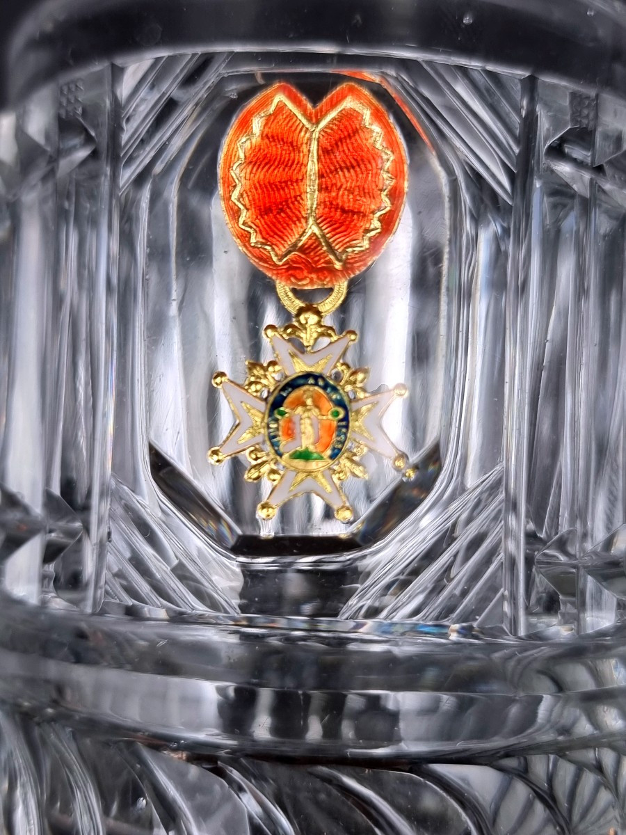 gobelet cristallo-cérame au  décor d'une médaille de l'ordre de Saint Louis avec son ruban -photo-3