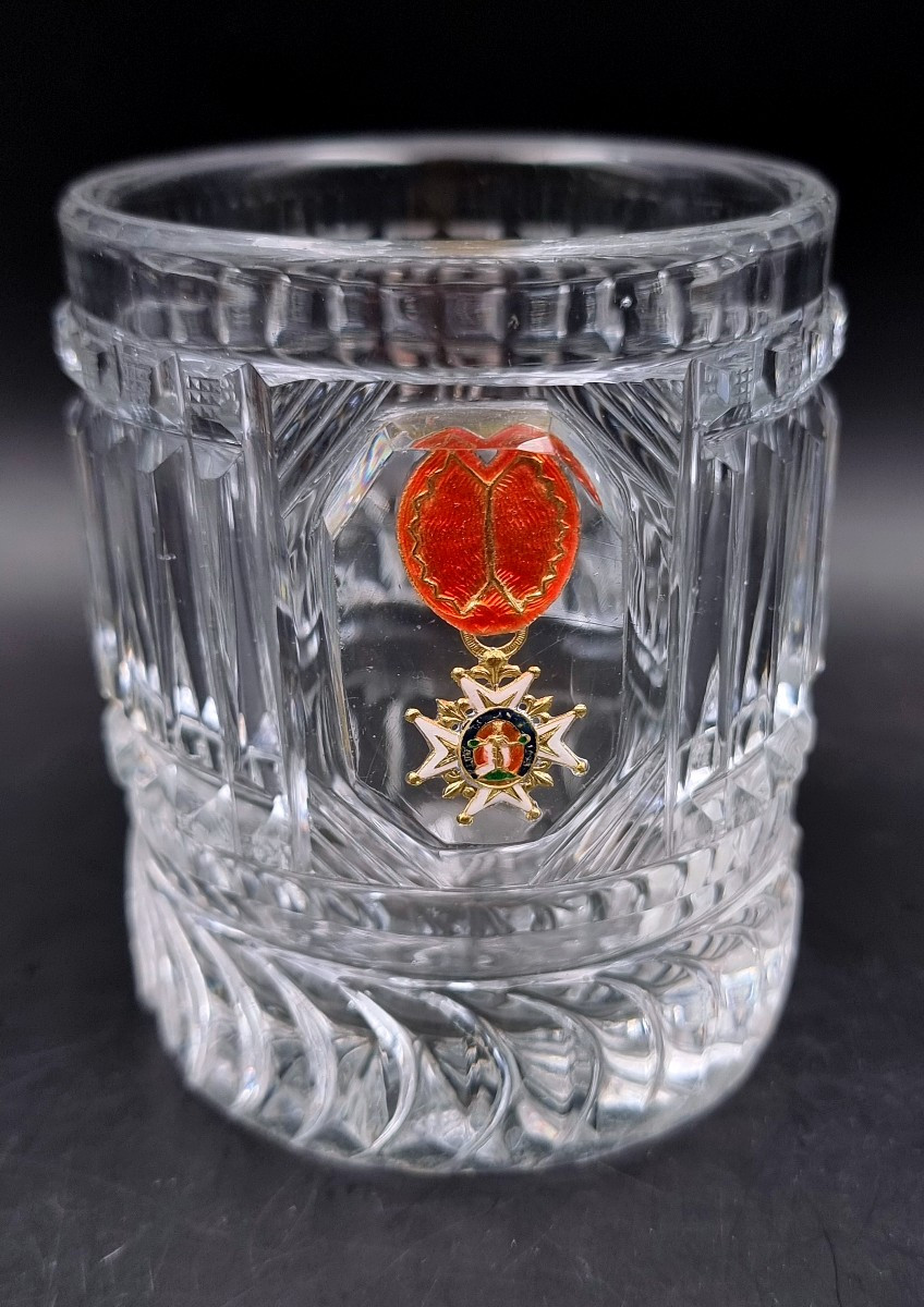 gobelet cristallo-cérame au  décor d'une médaille de l'ordre de Saint Louis avec son ruban 