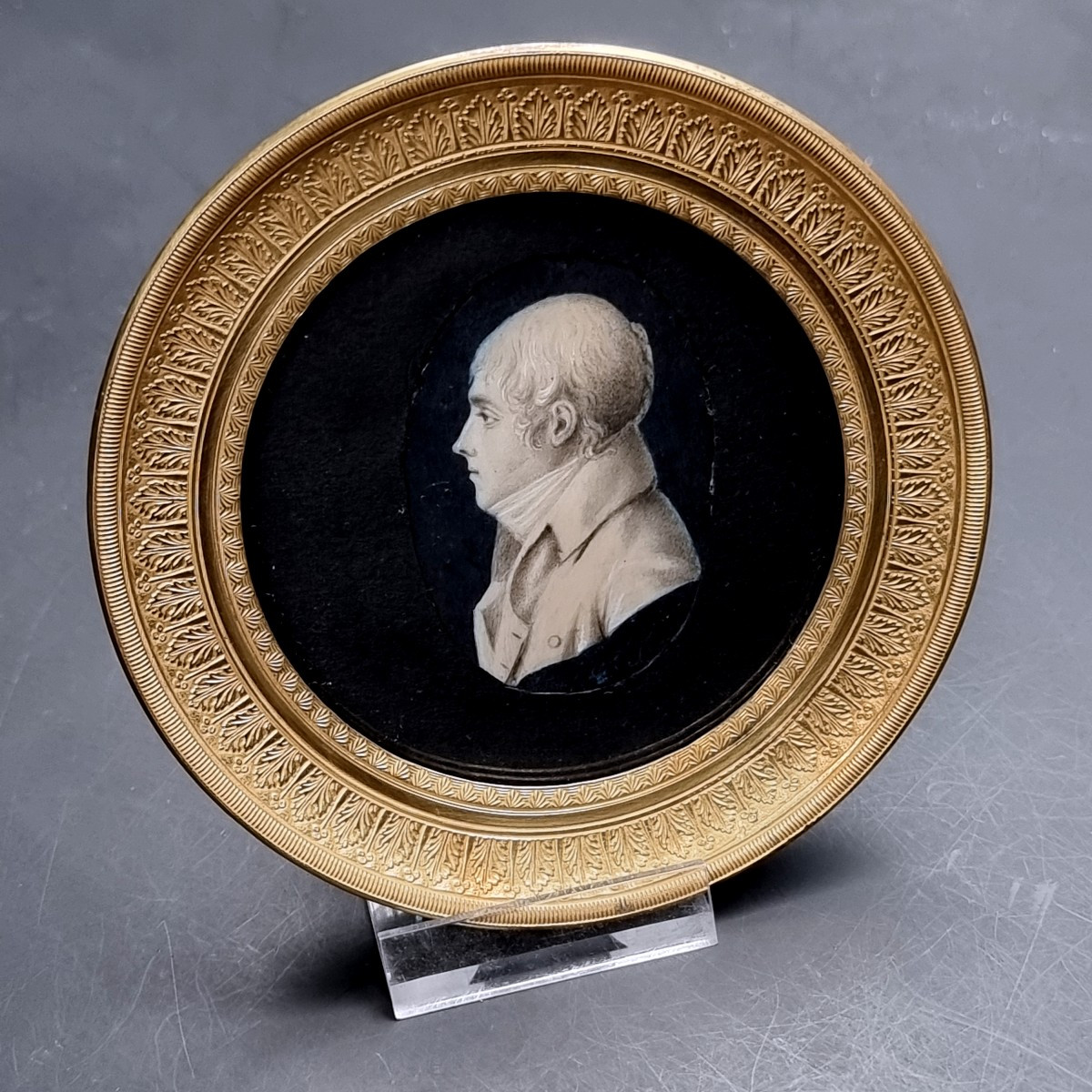 miniature portrait d'homme en grisaille dans un cadre en bronze doré époque XIXème siècle