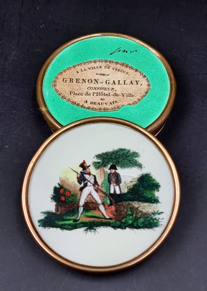 boite à bonbons  fixé sous verre représentant Napoléon et grognard étiquette fabricant Beauvais