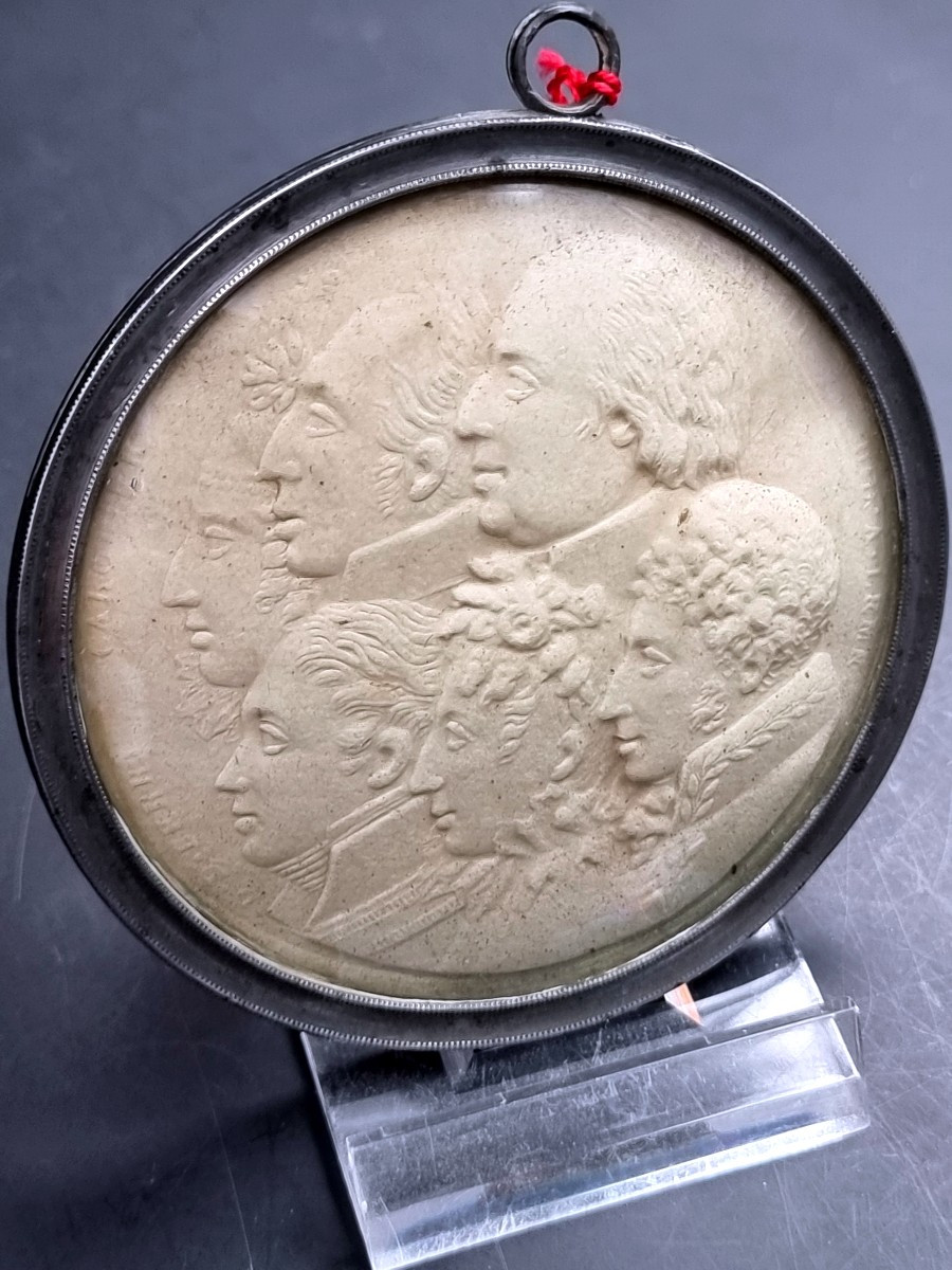 Medallion Depicting The Profiles Of The French Royal Family During The Restoration