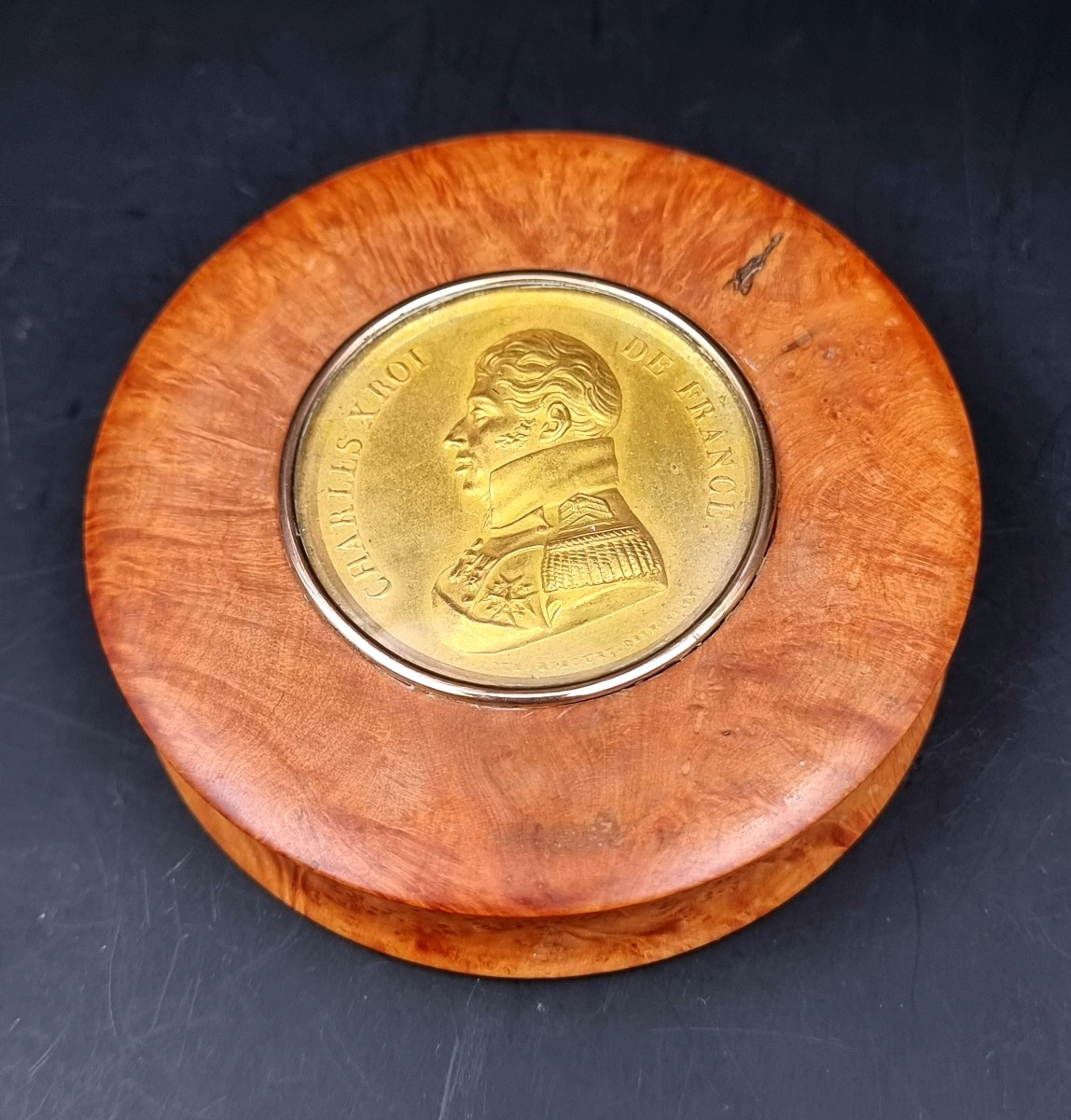 Table Snuffbox In Burr Wood Decorated With A Medallion Of The Bust Of King Charles X Of France