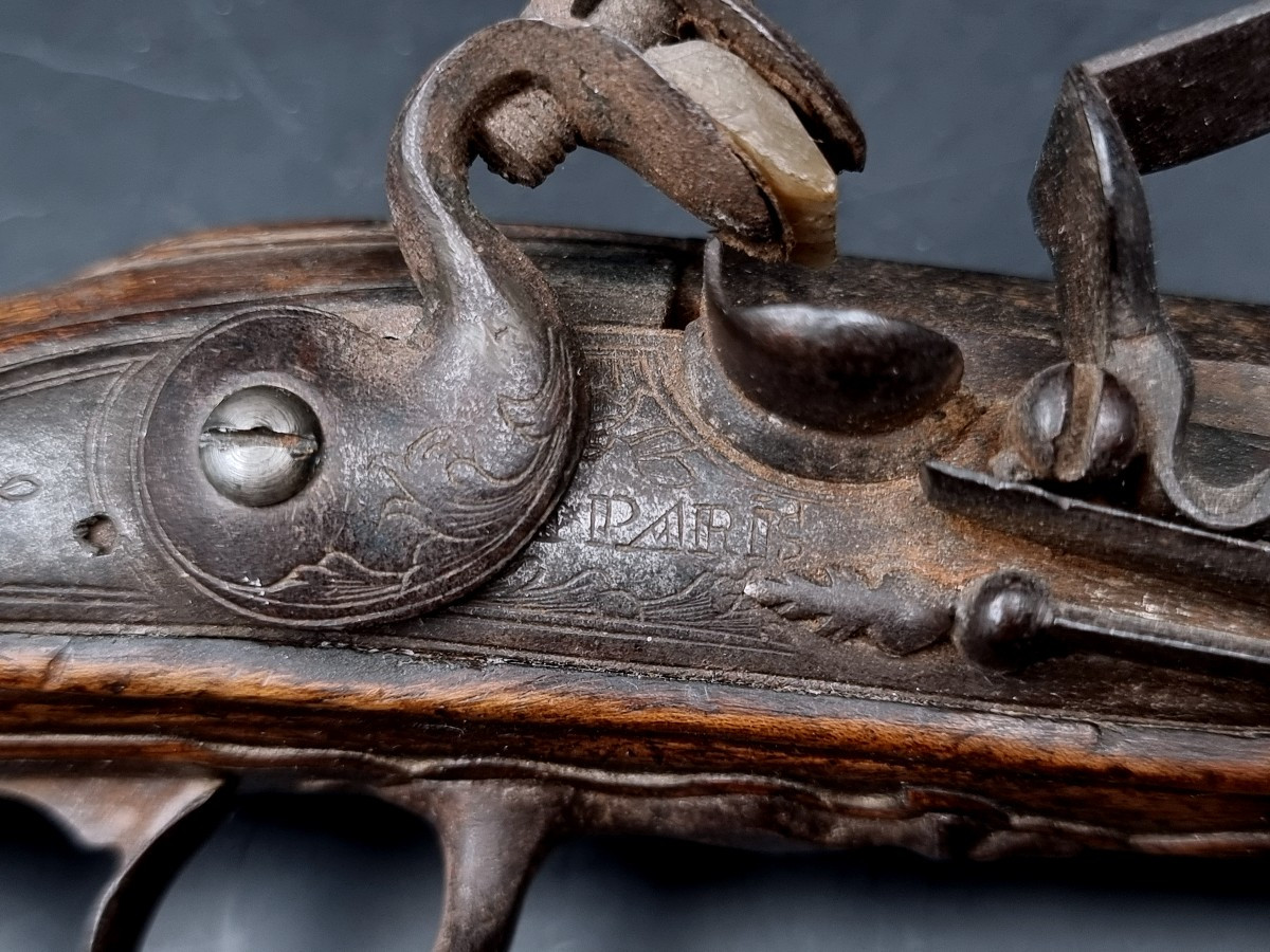 Walnut Flintlock Pistol With Chased Fittings And Paris Lock 18th Century Period-photo-3