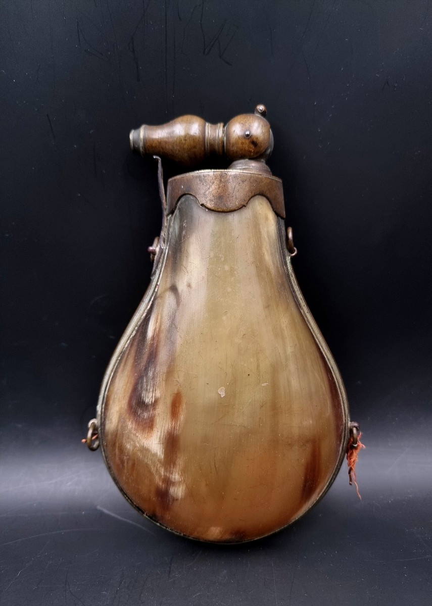 poire à poudre en corne et laiton