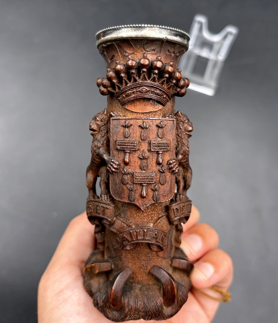 Pipe en bois sculpté des armoiries famille Belge Van der Burch et devise, garniture en argent-photo-3