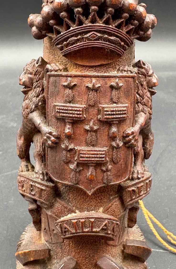 Pipe en bois sculpté des armoiries famille Belge Van der Burch et devise, garniture en argent