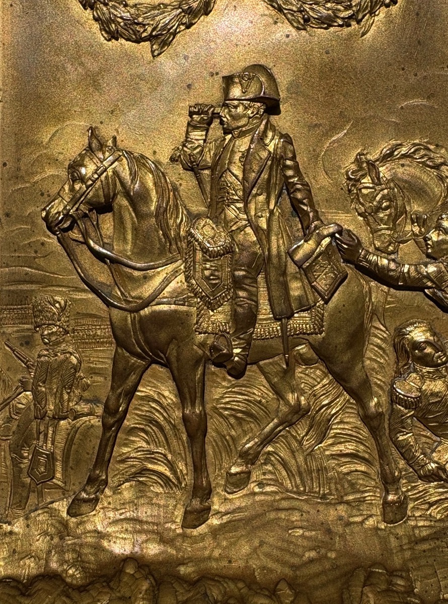 Plaque en métal doré représentant Napoléon à cheval bataille de Wagram en 1806 aigle impérial -photo-2