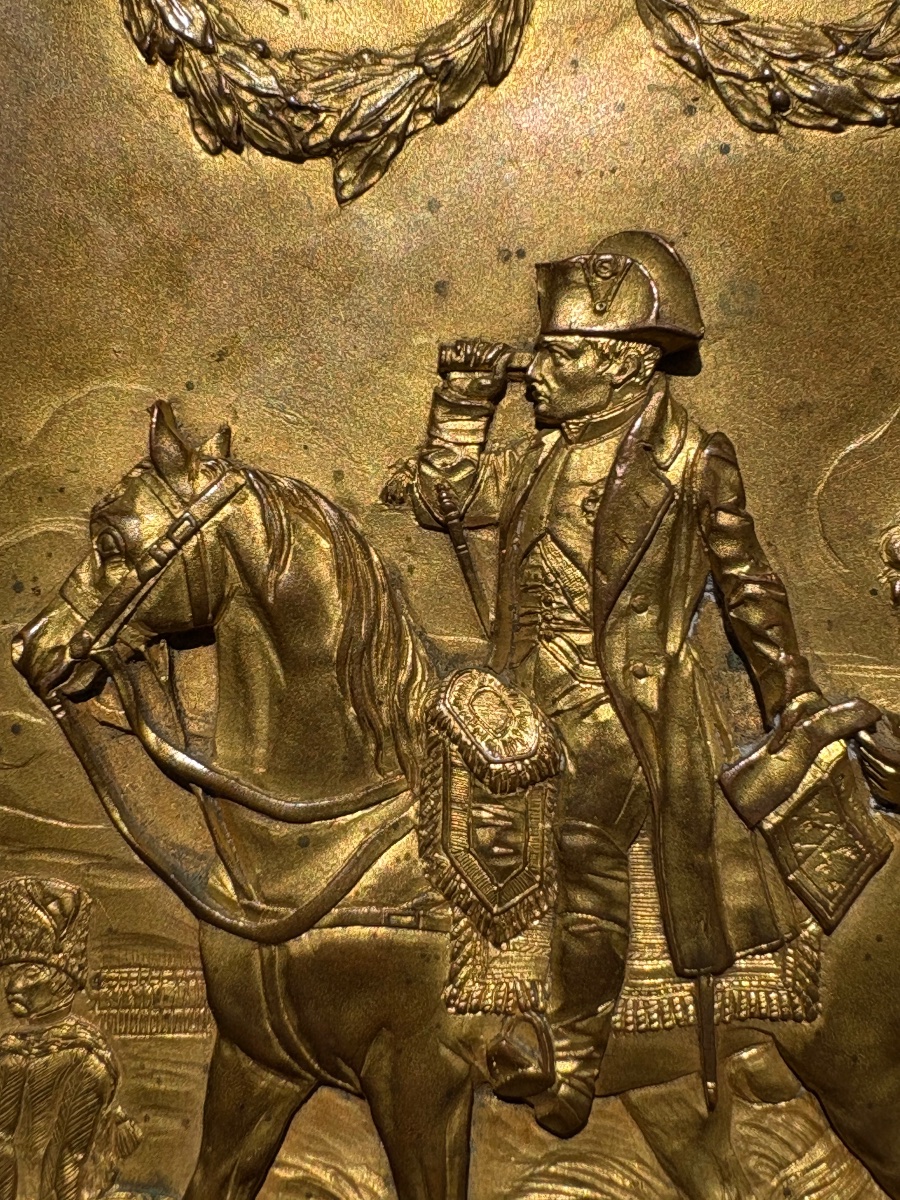 Plaque en métal doré représentant Napoléon à cheval bataille de Wagram en 1806 aigle impérial -photo-4