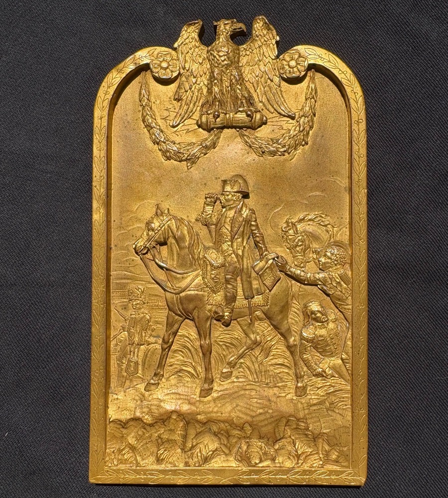 Plaque en métal doré représentant Napoléon à cheval bataille de Wagram en 1806 aigle impérial 