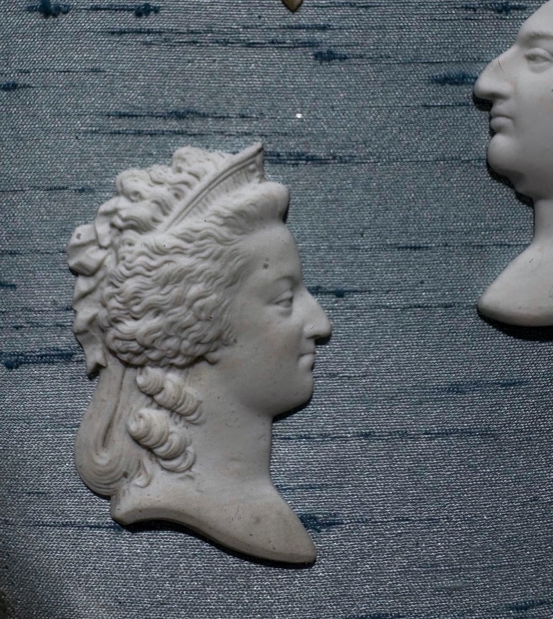 Biscuit-style Profiles Of The French Royal Couple: Queen Marie Antoinette And King Louis XVI-photo-3