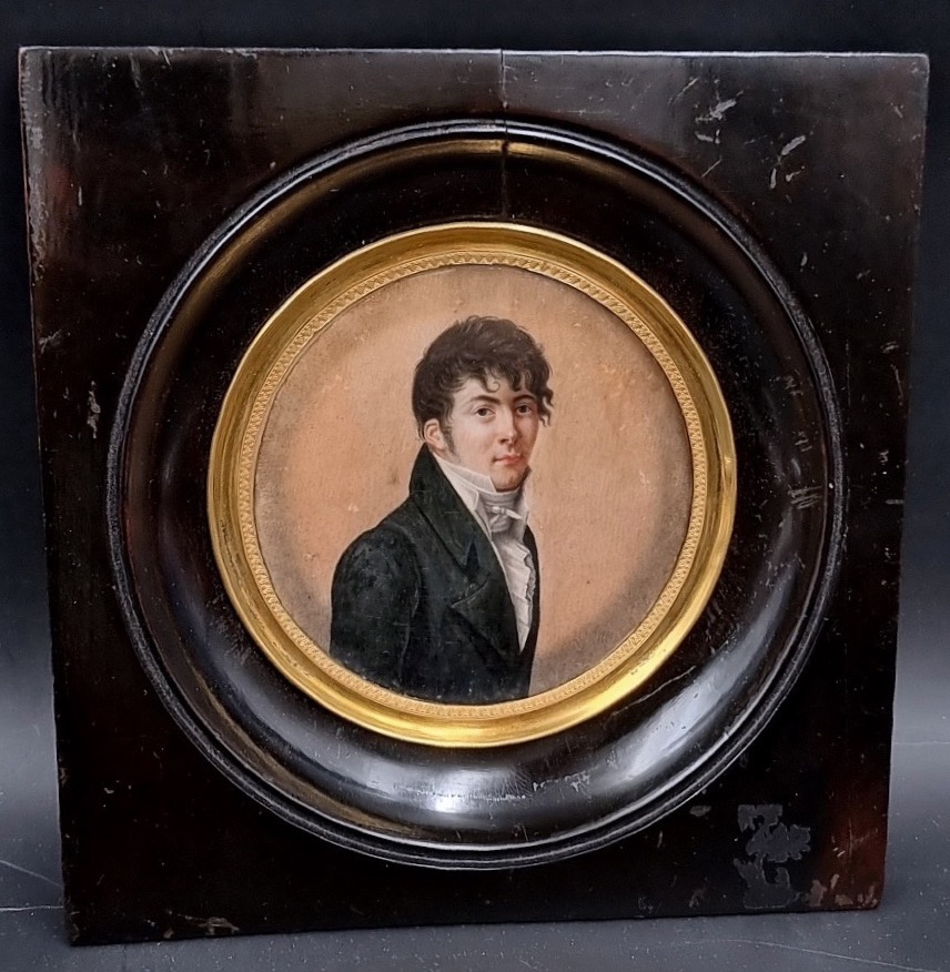 Miniature portrait de jeune homme positionné de trois quarts époque Empire