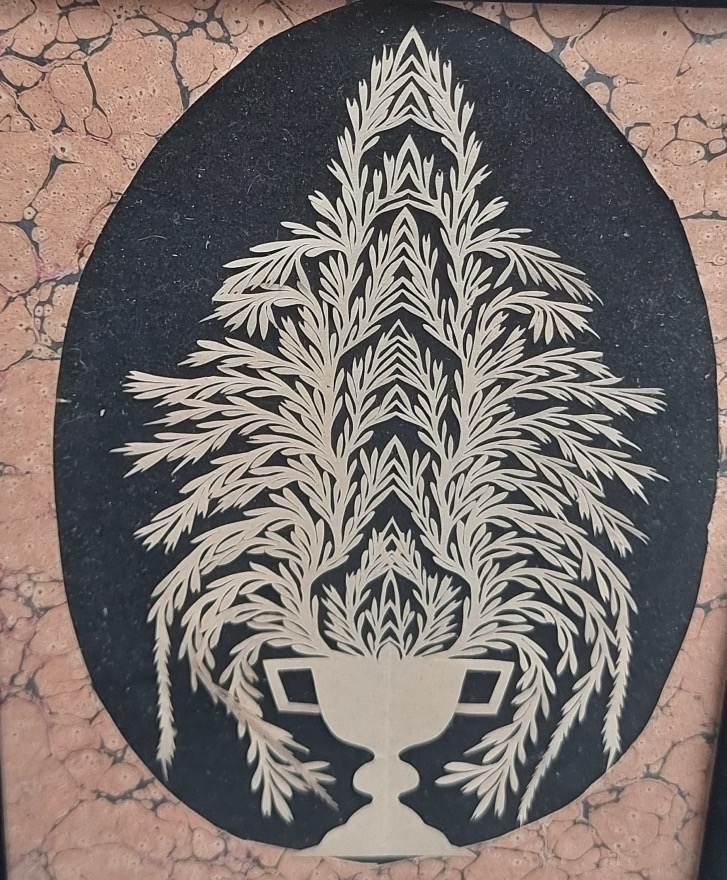 Découpage d'un motif florale s'échappant d'un vase -photo-3