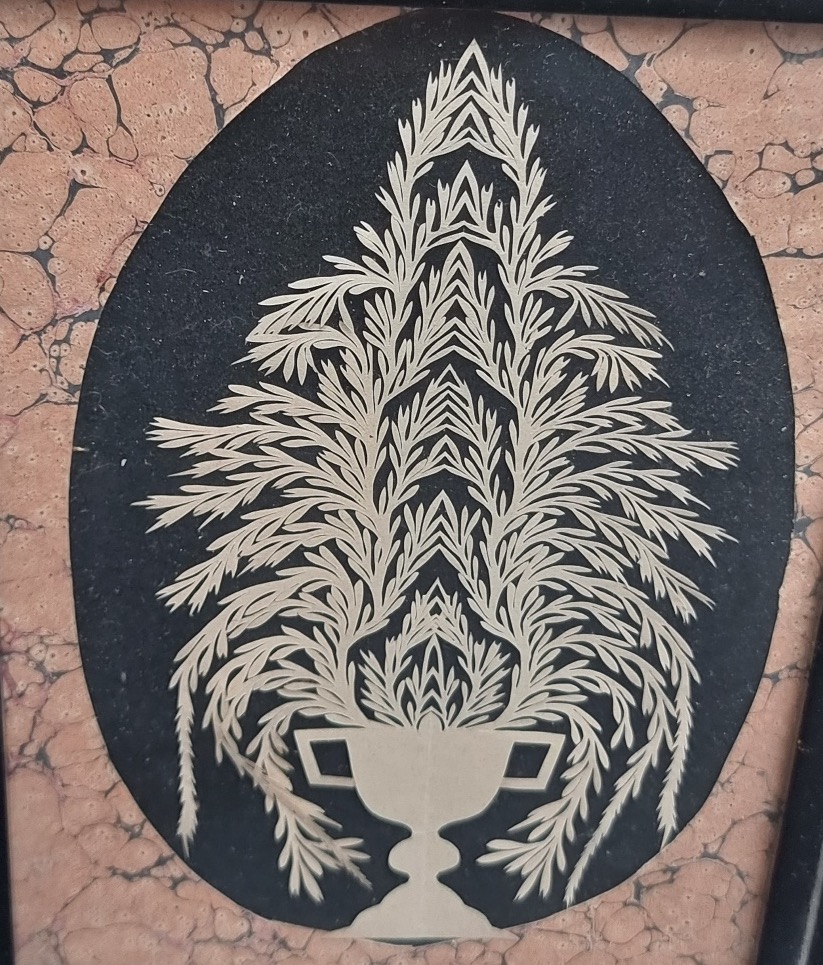 Découpage d'un motif florale s'échappant d'un vase -photo-1