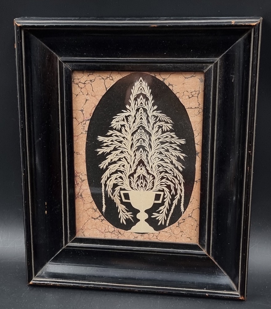 Découpage d'un motif florale s'échappant d'un vase 