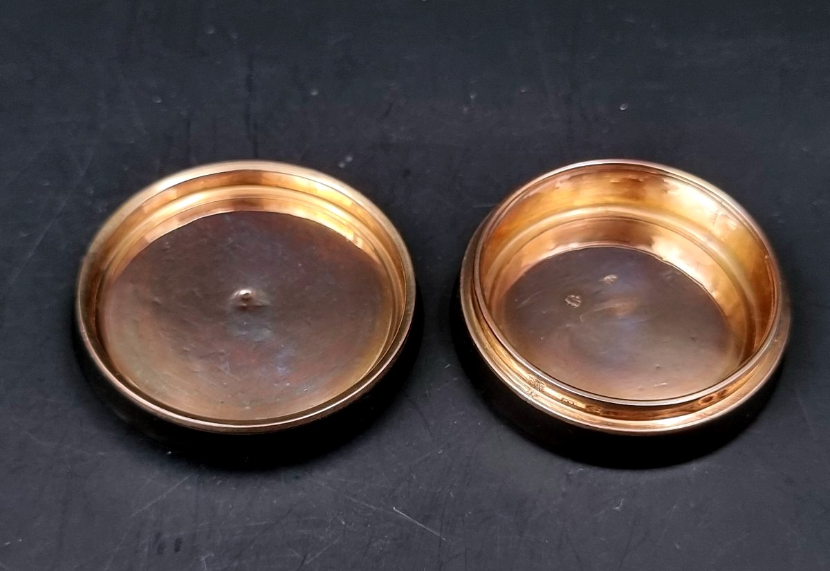 A Circular Box Made Of Composite Material, Set With A Diamond And Featuring A Gold Interior -photo-2