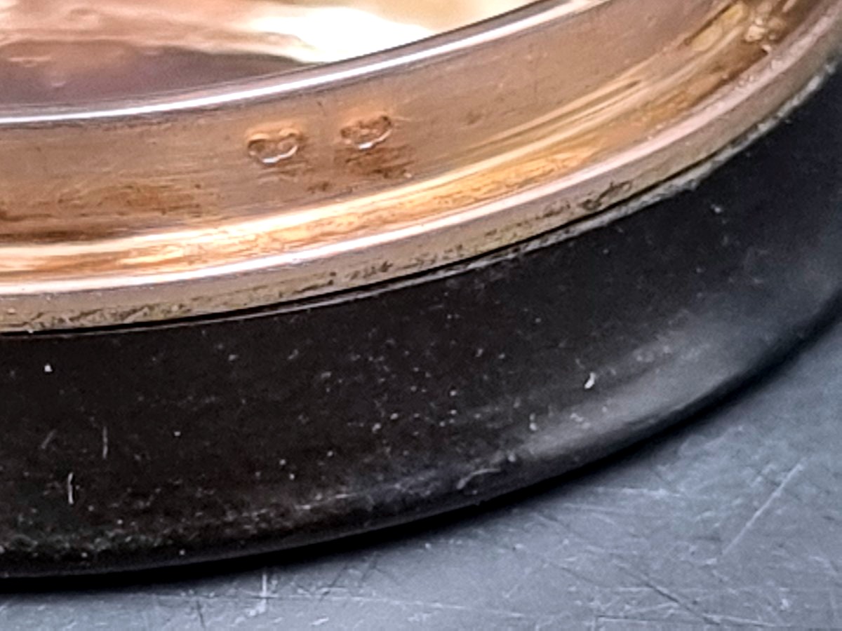 A Circular Box Made Of Composite Material, Set With A Diamond And Featuring A Gold Interior -photo-4
