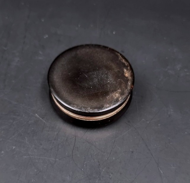 A Circular Box Made Of Composite Material, Set With A Diamond And Featuring A Gold Interior -photo-3