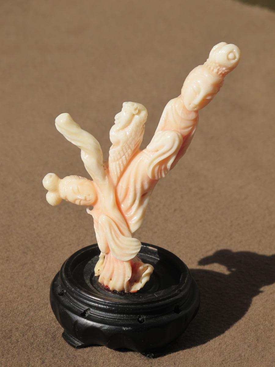 Branche De Corail Sculpté De Deux Femmes 